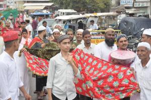 बरेली: दरगाह शाह शराफत मियां पर पहुंचे चादरों के जुलूस