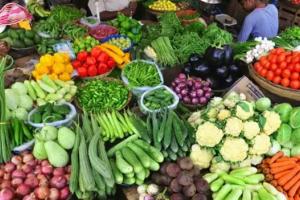 बरेली: मूसलाधार बारिश से दोगुने हुए सब्जियों के रेट, ग्राहकों के चेहरे पर छाई मायूसी
