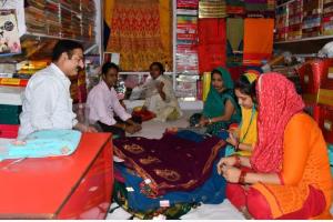 बरेली: पति की लंबी उम्र के लिए महिलाओं ने की करवा चौथ की खरीदारी, करेंगी सोलह सिंगर