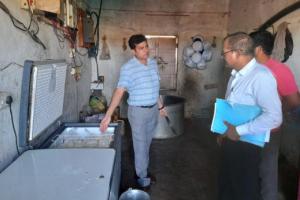 मथुरा: खाद्य विभाग की टीम ने पनीर प्लांट पर मारा छापा