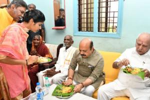 कर्नाटक के मुख्यमंत्री ने किया दलित के घर नाश्ता, कांग्रेस ने ‘फोटो ऑप’ दिया करार