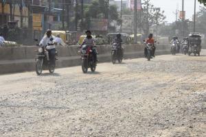 बरेली: जर्जर सड़कों का सफर और खतरनाक, उड़ रहे धूल के गुबार