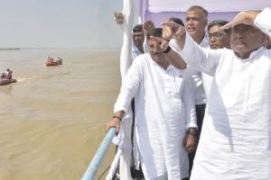 बाल-बाल बचे CM नीतीश, गंगा में छठ घाटों का निरीक्षण करते समय खंभे से टकराई नाव