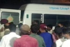 Karnataka: तीन वाहनों की टक्कर में चार बच्चों समेत नौ लोगों की मौत