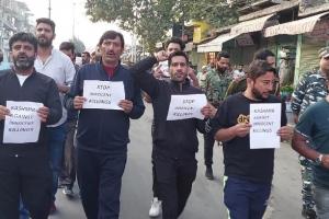 कश्मीरी पंडित भट की हत्या के विरोध, लोगों ने किया श्रीनगर में हुर्रियत कार्यालय पर प्रदर्शन
