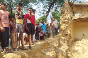 इटावा: मिट्टी की दीवार ढहने से महिला की मौत