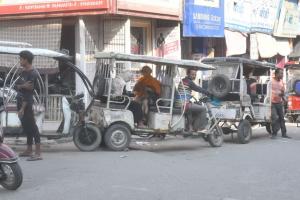 बरेली: खुदी सड़कों पर बेहिसाब-टेंपो और ई-रिक्शा भी बने जाम की मुख्य वजह