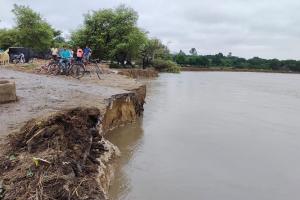 फर्रुखाबाद: गंगा की तेज धार में कट गई सड़क, बह गया मंदिर, आवागमन बंद
