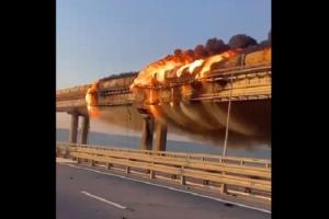 Russia-Ukraine War : रूस के कब्जे वाले क्रीमिया में विस्फोट, ब्रिज पर चल रही ट्रेन में लगी आग