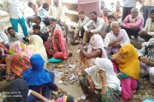 हमीरपुर: खाद को लेकर किसानों ने सड़क पर बैठ किया प्रदर्शन