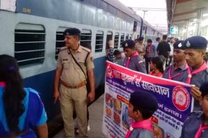 बरेली: रेलवे स्काउट गाइड ने यात्रियों को किया जागरूक, जहरखुरानी गिरोह के बारे में दी जानकारी