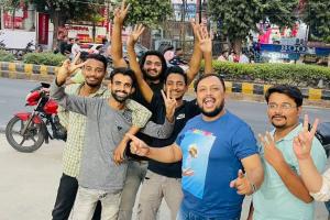 बरेली: भारत की पाक पर जीत का मनाया जश्न, युवाओं ने डांस कर खुशी का किया इजहार