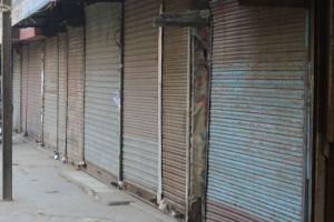 बरेली: त्योहारी सीजन में नगर निगम ने बकायादारों पर कसा शिकंजा, पुराने रोडवेज पर 20 से अधिक दुकानें सील