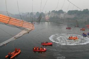 मच्छु नदी: 1979 में बांध फटने से मची थी तबाही, अब पुल टूटने से हुई 130 से ज्यादा लोगों की मौत