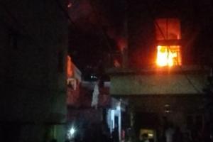 बरेली: प्रेमनगर के चाहवाई में व्यापारी के मकान में लगी आग, दमकल की गाड़ियां मौके पर मौजूद