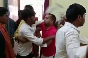 हरदोई: खुद को भाजपा नेता बताने वाले ने अस्पताल कर्मी को ओपीडी में घुस कर पीटा