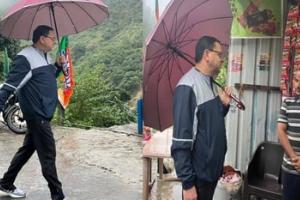 रुद्रप्रयाग: बारिश के बीच भी सैर पर निकले सीएम धामी, चाय के साथ लोगों से की बातचीत