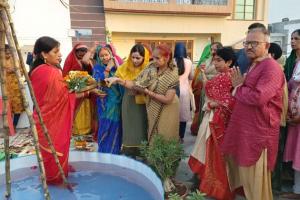 बरेली: डूबते सूर्य की उपासना कर महिलाओं ने की सौभाग्य की कामना