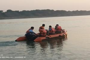 हमीरपुर: नदी में डूबे युवक की तलाश में जुटी एसडीआरएफ