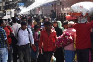 बरेली: दिवाली पर घर जा रहे यात्रियों को ट्रेनों ने कराया इंतजार