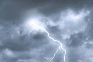 बांदा: आकाशीय बिजली गिरने से महिला समेत दो की मौत
