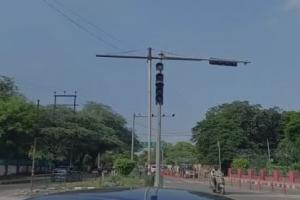 मथुरा: चौराहों पर लगीं ट्रैफिक लाइटें बनीं लोगों की मुसीबत का कारण