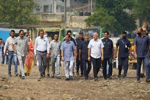 MCD चुनाव: कचरे पर केजरीवाल का सियासत, कहा- बीजेपी ने दिल्ली को कर दिया कूड़ा-कूड़ा