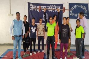 रामपुर : जनपदीय भारोत्तोलन प्रतियोगिता में अंडर-19 में तरनदीप और आकांक्षा प्रथम