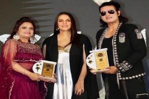‘प्यार में थोड़ा ट्विस्ट्’ के लिए मुकेश जे और मंजू भारती को मिला Biz Glam Award 2022, नेहा धूपिया ने किया सम्मानित