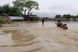 श्रावस्ती: बाढ़ में नाव पलटने से राहत सामग्री बांटने गए लेखपाल लापता, साथियों ने तैरकर बचाई जान