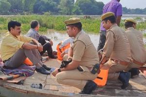 हरदोई: डीएम ने नाव पर बैठकर बाढ़ का लिया जायजा, बांटी राहत सामग्री
