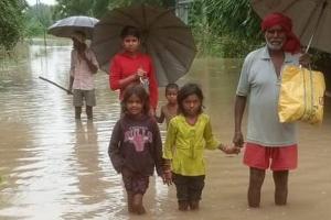 अयोध्या: फिर उफनाई सरयू, बाढ़ से घिरे पूराबाजार के 15 गांव, राहत और बचाव के नहीं कोई इंतजाम