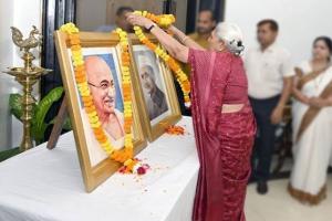 राज्यपाल ने महात्मा गांधी और लाल बहादुर शास्त्री को किया याद