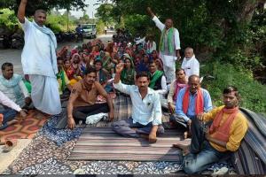 बाराबंकी: हैदरगढ़ में ट्रेनों के ठहराव के लिए शुरू हुआ किसानों का अनिश्चितकालीन धरना
