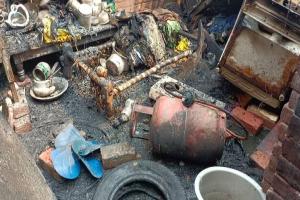 इटावा: खाने बनाते समय सिलेंडर से लगी आग, गृहस्थी का सामान जलकर हुआ राख