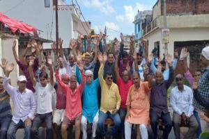 अयोध्या: जनौरा में जलभराव को लेकर भड़का जनाक्रोश, एडीए और नगर निगम के खिलाफ किया प्रदर्शन