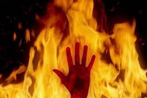 मिर्जापुर: पहले प्रेमिका को पेट्रोल डालकर जलाया, फिर खुद को भी लगाई आग, महिला की मौत