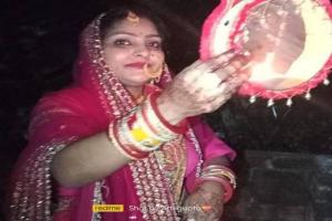 बाराबंकी: करवा चौथ पर महिलाओं ने रखा निर्जला व्रत, चन्द्रमा को अर्घ्य दे पति के दीर्घायु की कामना
