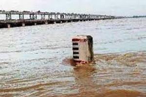 आजमगढ़ में घाघरा नदी ने दिखाया रौद्र रूप, 65 गांव में बाढ़ से मची तबाही