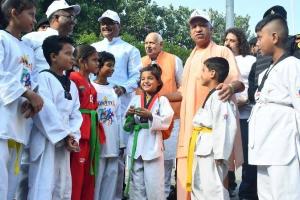 Video: मुख्यमंत्री योगी ने ‘रन फॉर यूनिटी’ को दिखाई हरी झंडी, बच्चों से भी की बातचीत