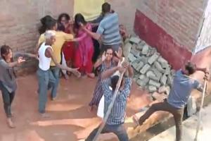 हरदोई: जमीन के झगड़े में महिलाओं और बुजुर्गों को लाठियों से पीटा, वीडियो वायरल