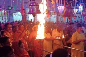 संभल: चामुंडा देवी मंदिर में महाआरती में उमड़ी भक्तों की भीड़, जमकर लगे जयकारे