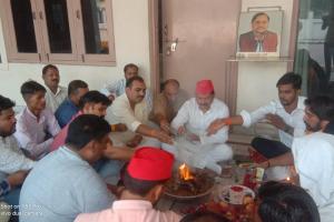 बरेली: SP कार्यालय में हवन का आयोजन, मुलायम सिंह की दीर्घायु के लिए की पूजा-अर्चना