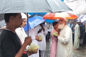 बरेली: बारिश में भीगते हुए उर्स-ए-शराफती की कुल की रस्म में शामिल हुए अकीदतमंद