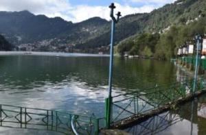 नैनीताल: नैनी झील का बढ़ा जल स्तर, निकासी गेट खोले गए