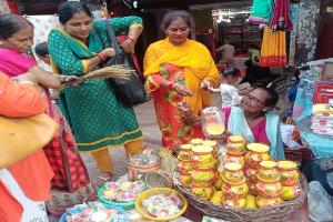 लखनऊ: करवाचौथ पर चूड़ियों और गहनों से चमके बाजार