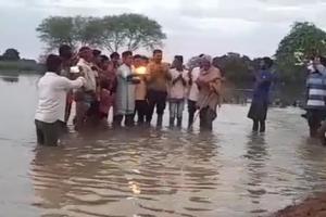 बहराइच: बाढ़ से निजात के लिए नदी में खड़े होकर की गंगा की आरती