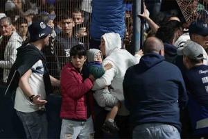 अर्जेंटीना में फुटबॉल मैच परिसर के बाहर पुलिस और खेल प्रशंसकों के बीच झड़प, एक की मौत