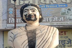 अराजकतत्वों की शर्मनाक हरकत : इंदिरा गांधी की प्रतिमा पर कालिख पोती