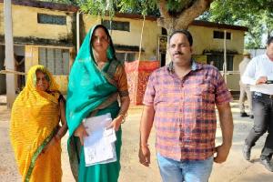 उपचुनाव : सपा भाजपा के उम्मीदवारों ने किया पर्चा दाखिल
